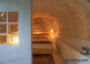 Richea Hideaway, Stone Cottage & Hidden Beaches - Image 1