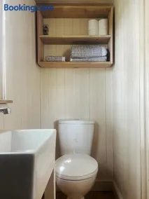 Pet Friendly Shepherd's Hut Sleeps 2 with Hot Tub - Image 2