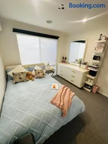 3 bedroom House in Hampton Park - Image 3