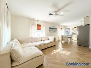 Waterfront retreat with kayaks, walk to the beach - Image 1