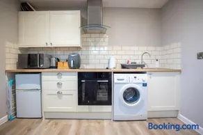 Modern Town Centre Apartment - Image 5