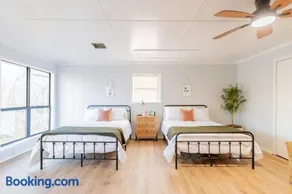 Cozy retreat and views near campus with gourmet kitchen - Image 2