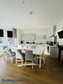 Pearl House - Delightful 3-4 Bedroom Coastal Getaway - Image 3