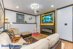 Lux Cabin with Sauna, Hot Tub & Rooftop Firepit - Image 3