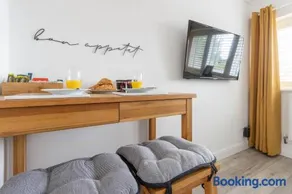 Stylish one bedroom garden suite - Image 5