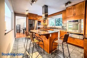 6 Bedroom Lakefront Main House in Sand Bay - Image 1