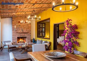 Encantadora Villa con Terraza y Chimenea Exterior - Image 1