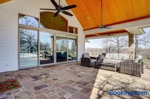 Post Oak Estate - Pool Barn 2 Guest Homes 16 Ac - Image 4