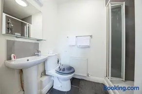 Modern 2-Bed Near Luas & Dublin Mountains - Image 4