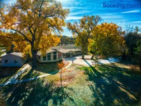 Sonlit Retreats - Image 2