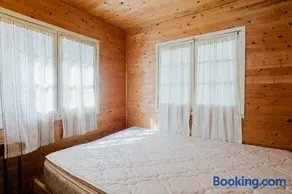 Charming Lakeview Family Resort in Katchwanooka with Private BBQ and firepit - Image 4