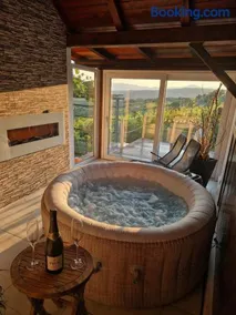 Vineyard Cottage with Private Jacuzzi - Image 1