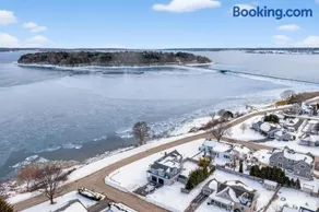 Modern Waterfront Apt with Bay Views - Image 1