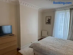 Bel appartement entièrement rénové - Image 2