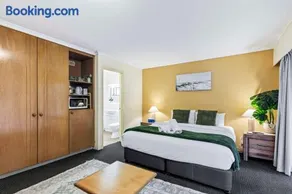 Leafy Studio Retreat near Shops Motorway Access by Custom Bnb Hosting - Image 3