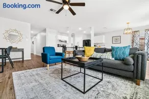 Modern, family friendly home w garage, huge yard! - Image 4