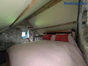 The hay barn - Image 4