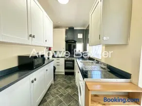 Spacious 2BR Flat in Harold Wood - Image 5