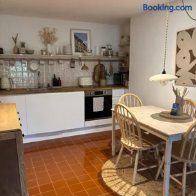 Cosy, convenient flat in Falmouth - Image 3