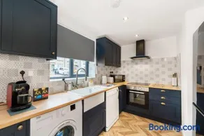 Chic Urban Haven with Double Bed House - Image 2