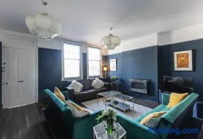 Boutique family apartment in celebrity village. - Image 5