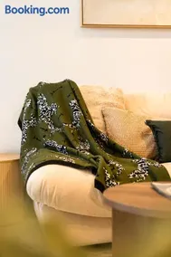 Boho Retreat Apartment - Walk to Gabba Stadium - Free Parking - Image 2