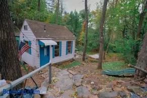 Vintage Lovers` Cabin with Jacuzzi & Lake Access - Image 2