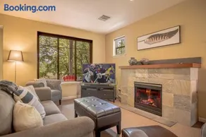 Sweetwater Retreat - Pet Friendly! - Image 2