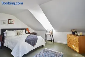 Charming farmhouse retreat w fire pit and fully stocked kitchen - Image 1