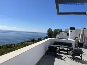 Sunny penthouse beach apartment with panoramic views - Image 1