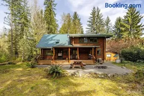 Riverfront cabin with hot tub and sauna 1st floor - Image 2