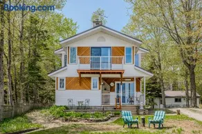 Beeshore Lakehouse Waterfront Bliss and Comfort - Image 3