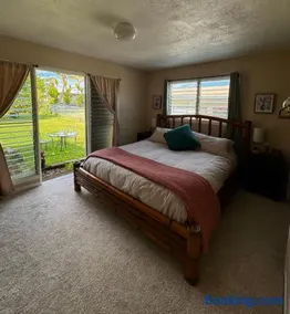 Master Suite with Private Bath 15 min drive to beach - Image 1