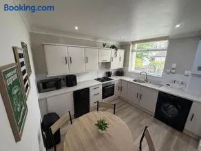 Entire home, perfect for staying with friends and family - Image 5