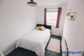 Cozy & Central Luton 2Bed Apartment - Free Parking - Free Fast Wi-Fi - Near Luton Airport - Sleeps 5 - Image 4
