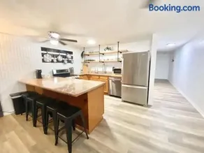 Luxury One-Bedroom Apartment with Ocean View - Image 3