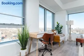 High Rise Retreat w City Skyline Views Shared Gym - Image 3