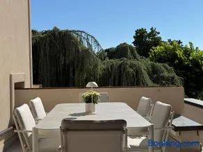 Lovely house with swimming pool and tennis court - Image 3