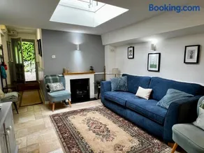 Hollyhocks Holiday Home- 2 bedroomed ground floor apartment sleeps 5 - Image 4