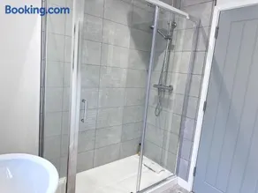 All Inn Apartments - Image 3