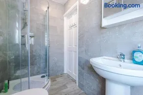 Spacious 4-Bedroom House in Skipton Sleeps 10 with Additional Lounge Sleeping - Image 2