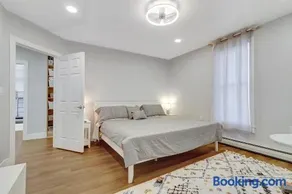 Spacious Central 4BR, Ski & Bike - Image 1