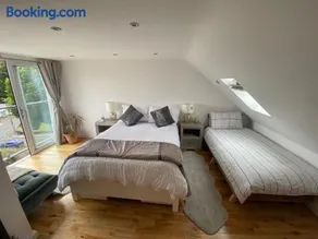 Modern Room in Cardiff, Wales - Image 3