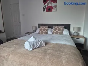 3 bedroom house-Ellesmere Port - Image 4