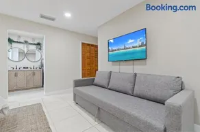 6BR 3BA Heated Pool Miami Vacation - Image 5
