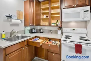 Quiet cozy centrally located furnished apt #2 - Image 3