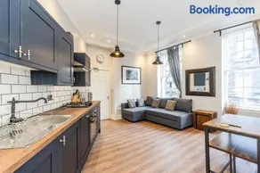TRADITIONAL 3 BEDROOM QUIET DUPLEX FLAT BY HIGH ST, TRAMS and BUSES - JUST 1-5 MILES TO CENTRE - Image 1