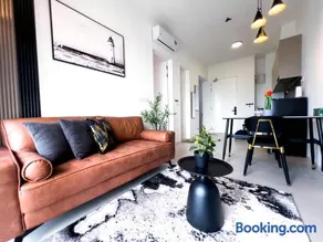 Premier Stay KL - Bangsar South - King Bed - Work Space - Near LRT, VE, Conexxion - Image 1