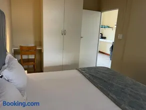 Cute Tranquil Pool Side Apartment - Image 4