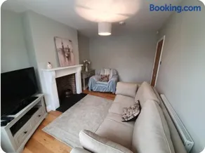 Spacious 3-Bed Home in York Free Parking Sleeps 5 - Image 1